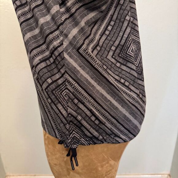 Women’s Fabletics Norwalk Black Grey Sports Top Built in Bra, Active Tank, Sz M​ - Picture 6 of 8